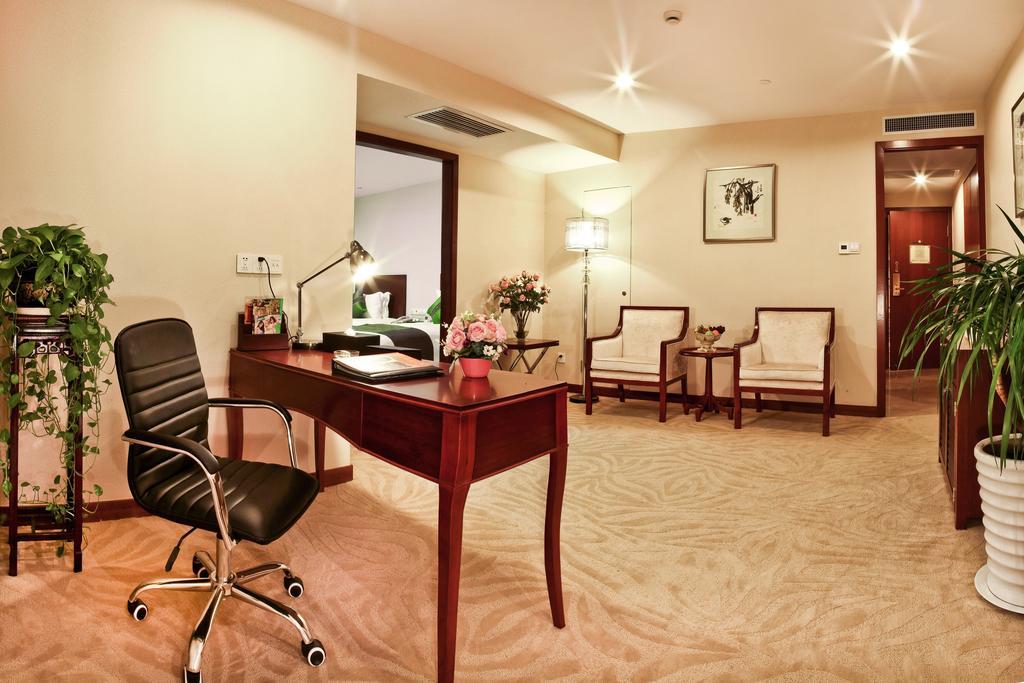 Landison Plaza International Hotel Чженьцзян Екстер'єр фото