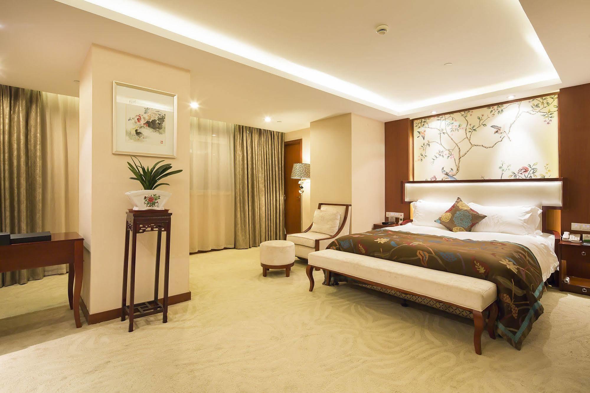 Landison Plaza International Hotel Чженьцзян Екстер'єр фото